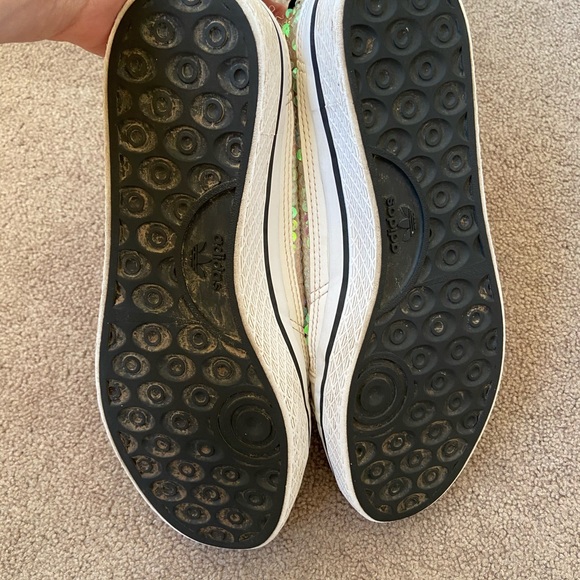 Adidas Kids white sneakers size 6 - Picture 6 of 9